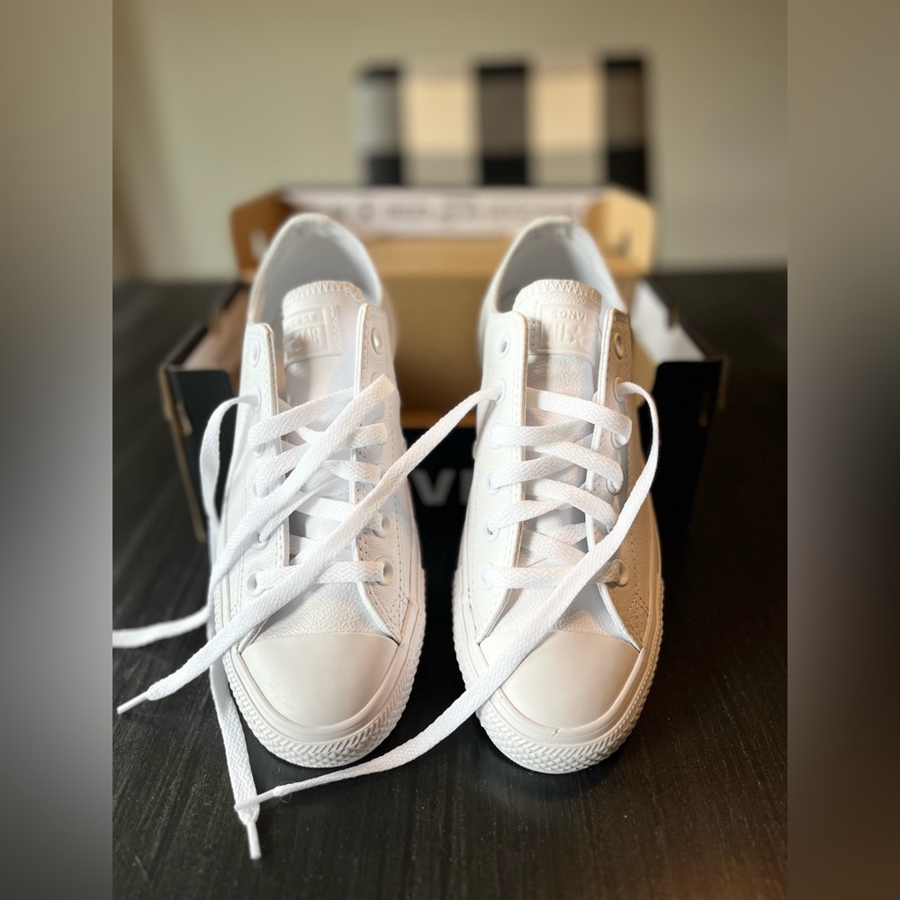 Converse White leather Sneakers!! Size 7 Women 5 Men’s Unisex